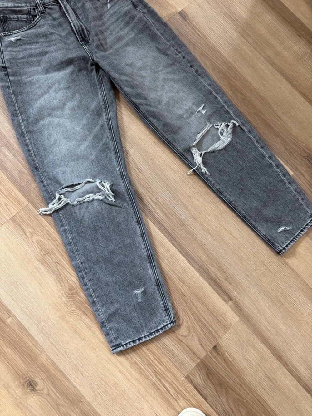 American Eagle Gray Mom Jeans Distressed Knees Denim Pants High Rise Size 6 - Picture 3 of 7